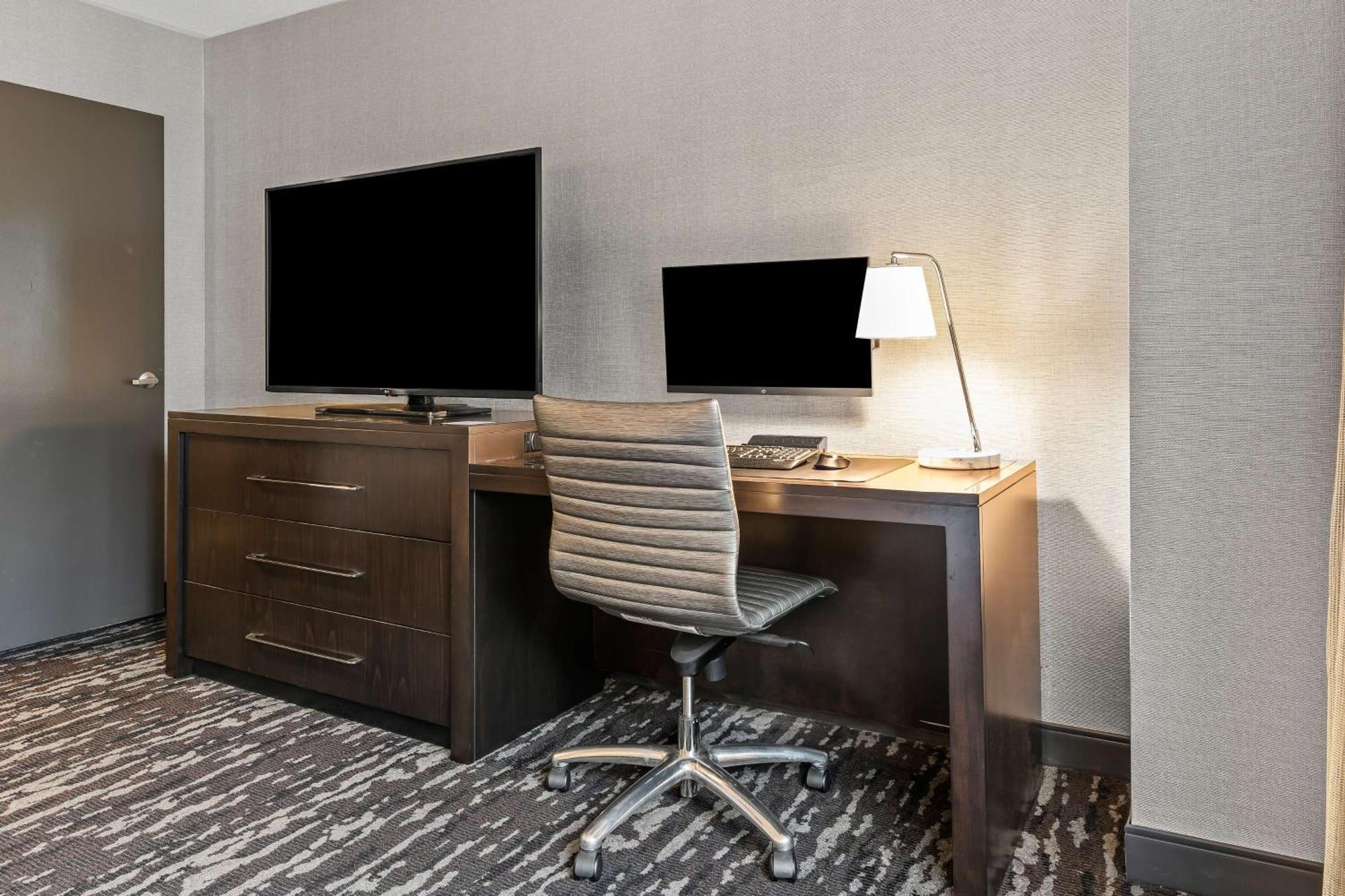 Two-Room Executive King Room Work Corner